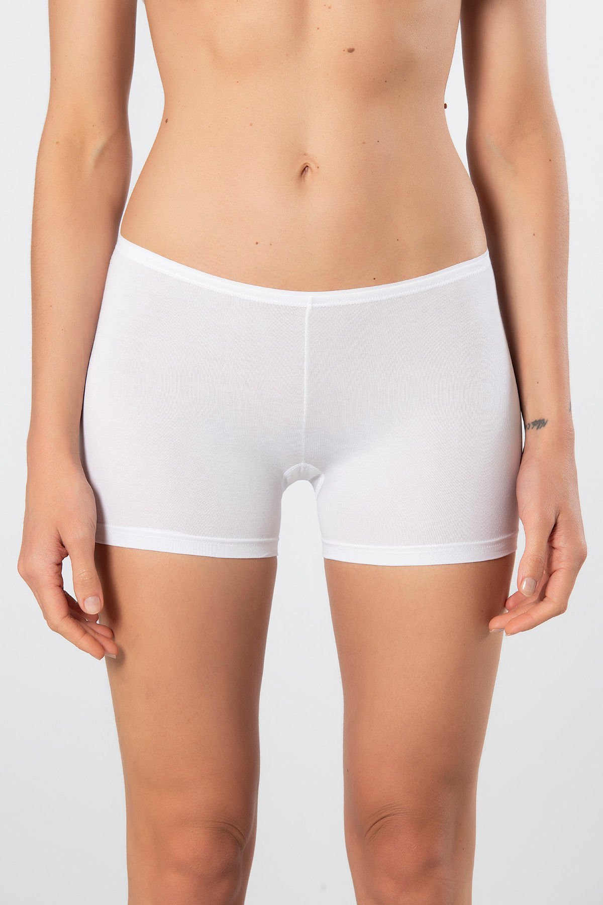 Türen Kadin Likrali kisa sort